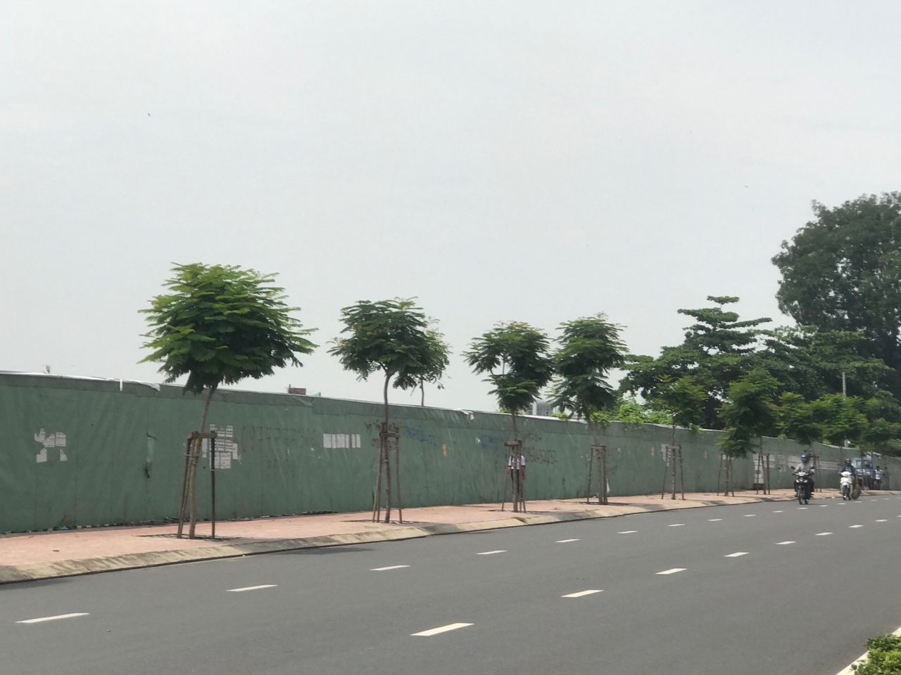 Bảo dưỡng mảng xanh đường Lê Văn Việt - đoạn từ đường Lã Xuân Oai đến Ngã ba Mỹ Thành