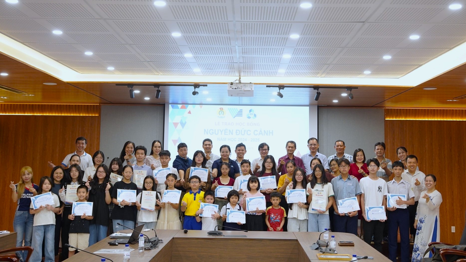 chuong-trinh-trao-tang-hoc-bong-nguyen-duc-canh-nam-2025-do-cong-doan-dhqg-hcm-to-chuc